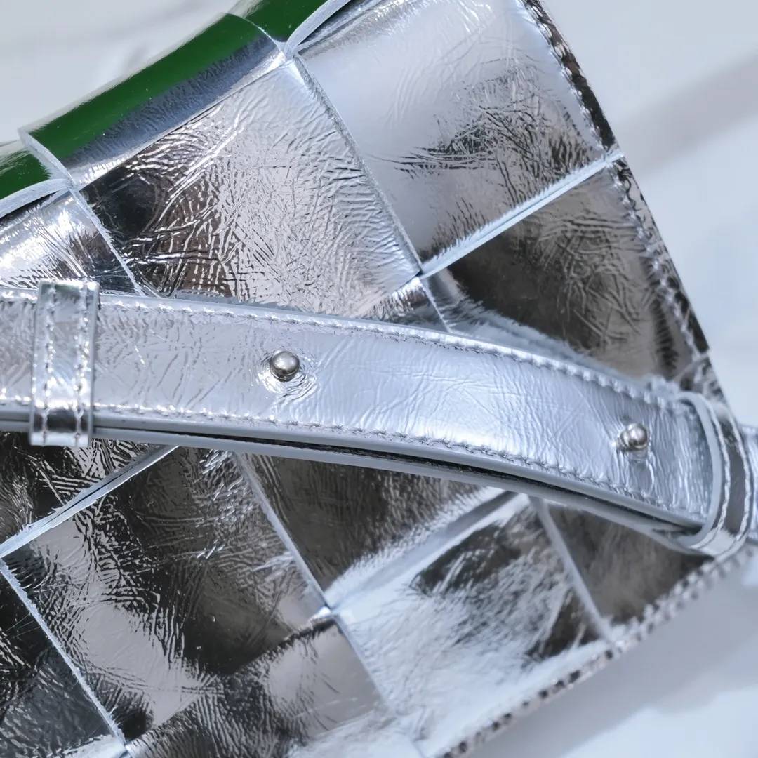 BV Cassette 15-check silver silver item has always been the favorite of trendy men and trendy women😎 And don’t look too good when paired with dark clothes in winter! ! Simple large plaid, effortlessly fashionable. Hurry up and get one〰️23×15×5.5cm